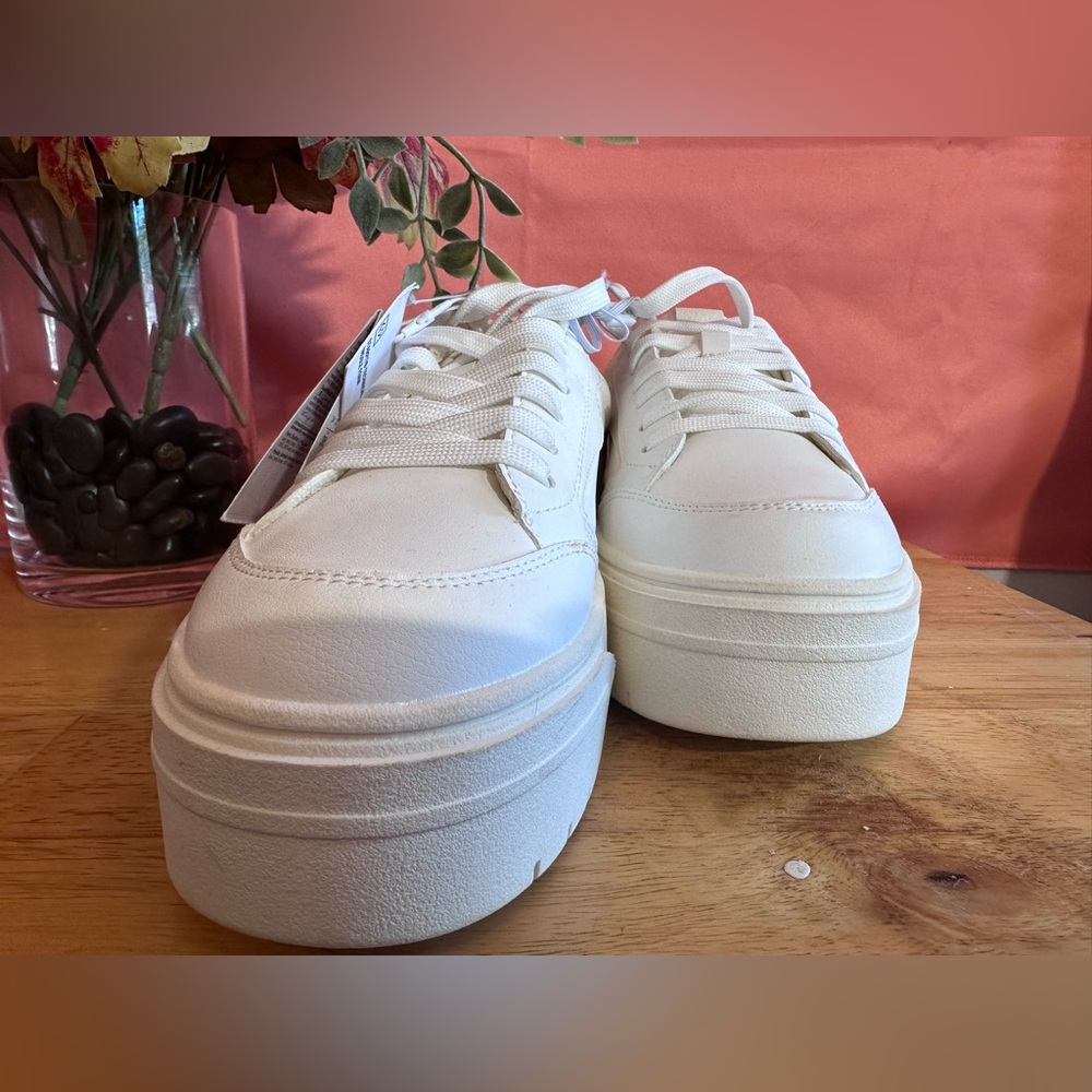 BERKSHA casual all white shoes with a gold chain size 7.5 women’s NWT - Picture 5 of 9